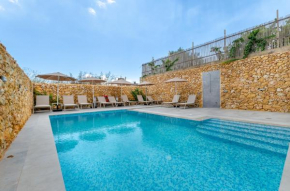 Ultra-Modern 3BR w/Pool + AC Near Ramla Bay & Cave